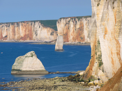 Au nord de la porte d’Amont, le roc Vaudieu et, dans le lointain, l’aiguille de Belval, vestiges d’arches aujourd’hui disparues. (© Stéphane William Gondoin)