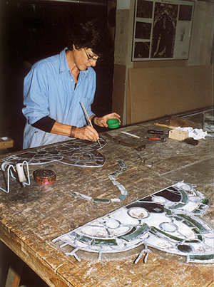 Dans l’atelier de Tisserand, à Évreux, Madame Tisserand travaille sur une verrière da la cathédrale de Tours. (Photo Alexandre Vernon © Patrimoine Normand).