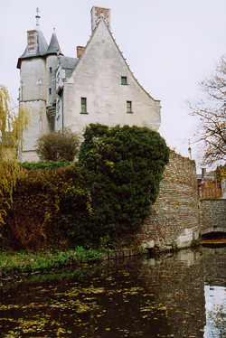 Le mur gallo-romain sur lequel fut construit l’évêché.?La construction en est très soignée, alternance de pierres en petit appareil et de rangées de briques. (Photo Alexandre Vernon © Patrimoine Normand.)