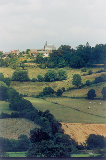 Aujourd’hui paisible bourg de l’Orne, Exmes connut cependant un glorieux passé ! (Photo Eric Bruneval © Patrimoine Normand.)