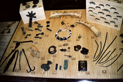 L'une des vitrines de l’exposition montrant des fibules (en haut à gauche), des colliers, deux peignes, des boucles et éléments de ceintures (au centre), des xxx, sur la droite. (Photo Georges Bernage © Patrimoine Normand)