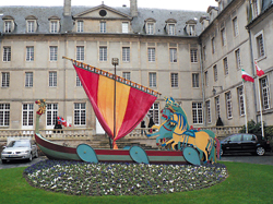 La cour du centre Guillaume le Conquérant où se tient actuellement une importante exposition. (Photo Erik Groult © Patrimoine Normand)