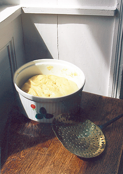 Pour deux falues moyennes, selon la recette, la pâte est en train de lever. (Photo Georges Bernage © Patrimoine Normand.)