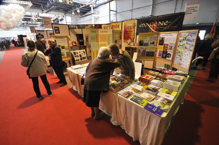 Stand de la FALE et de Magène au Fêno. La langue normande peut s’enorgueillir d’une abondante littérature de qualité (Photo Rodolphe Corbin © Patrimoine Normand).