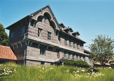 Aujourd’hui, la ferme Saint-Siméon est devenue le haut lieu touristique de la Côte-de-Grâce. Si le corps de la ferme initiale a été à peu près conservé, au prix d’une toiture de chaume remplacée, d’abord par de l’ardoise, puis par une tuile en accord avec les couvertures du pays d’Auge, on est tenté de juger avec moins d’indulgence son extension face à la mer, œuvre du sieur Chasles : une sorte de grand chalet bardé d’essentes de bois, propre à accueillir un nombre important de visiteurs. On peine à évoquer à travers cet ensemble trop bien agencé l’univers créatif et plutôt bohême des artistes qui ont concouru au XIXe siècle à sa réputation. (Photo Thierry Georges Leprévost © Patrimoine Normand)