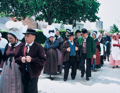 Dans l’avenue, le 19 mai 2007. Les Cotentinais portent le blaudot, plus court que la «?blaude » portée dans les autres pays normands. Il est aussi ouvert sur le devant. Ils sont aussi coiffés du P’tit Capé. (© Marie-Paule Poignet)