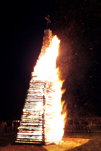 Le feu de la Saint-Clair à La Haye-de-Routôt. (© Anne Marchand)