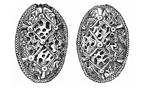 Les fibules de Pîtres, les seules fibules scandinaves de ce type découvertes en France. Elles proviennent d’une sépulture féminine qui n’a pu être fouillée. Mais, stylistiquement, elles sont datées de l’époque où les Vikings s’établirent à Pîtres, vers 865. Des femmes les auraient alors accompagnés. Ces bijoux en bronze, qui attachaient les bretelles du tablier, mesurent douze centimètres de long (© Heimdal).