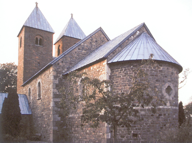 Église paroissiale, Fjenneslev (Danemark). Vue du chœur datant de 1130, les tours occidentales sont du XIIe siècle. (© Simona Talenti.)