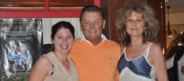 Laurent Corbin, rédacteur en chef de Patrimoine Normand, en compagnie de Tina et Florence, petite-fille et fille de Jean Gabin, au Cabaret Normand à Villerville ( Patrimoine Normand).