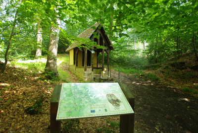 La forêt d’Eawy regorge de lieux fascinants à découvrir, comme ici la petite chapelle Saint-Étienne, perdue au cœur de la futaie. (© Stéphane William Gondoin)