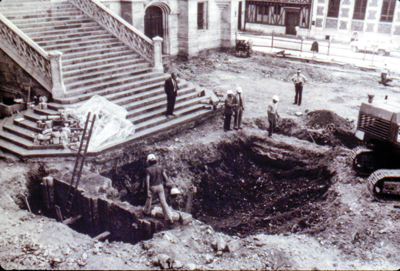 Août 1976. Début des fouilles devant l’escalier de la cour d’appel. (© Cliché Jean Vavasseur, service régional de l’archéologie)