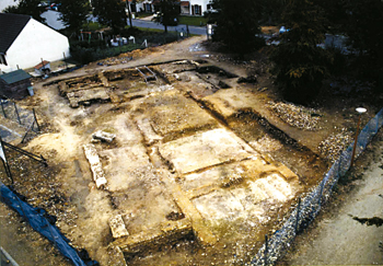 Vue générale des fouilles ; les sols de craie damée ou de mortier sont encore visibles. (© Gérard Broglio)