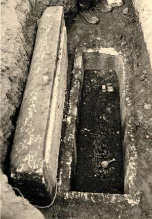 Fouille de sarcophage au 22, rue de l’Ardèche à Vernon dans les années 1960. On aperçoit une partie du mobilier dans le fond de la cuve. Le couvercle bombé possède une feuillure pour une meilleure fermeture du tombeau. (© photographie archive privée)