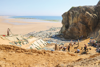 Chantier de fouilles sur le site néandertalien du Rozel (Manche), vieux de 110 000 ans. (Photo Rodolphe Corbin © Patrimoine Normand)