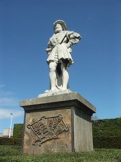 Statue de François Ier par R. A. Duparcq. Le fondateur de la ville du Havre n`imaginait sans doute pas le développement futur de sa création.