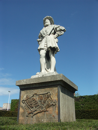 Statue de François Ier par R. A. Duparcq. Le fondateur de la ville du Havre n'imaginait sans doute pas le développement futur de sa création. (© Stéphane William Gondoin)