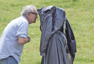 Le réalisateur Frédéric Compain vérifie le cadrage. (© Thierry Georges Leprévost)