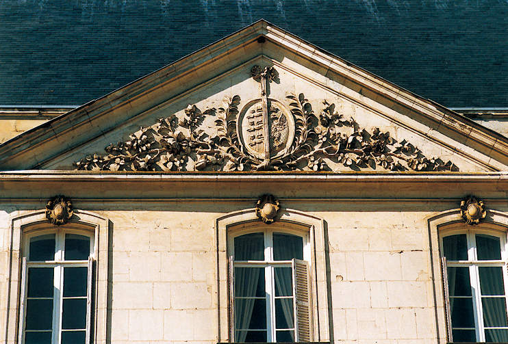 Sur le fronton central de l’aile sud, le blason de l’emperesse Mathilde, trois demi-léopards et un demi-aigle, la Normandie et la Germanie. (Photo Eric Bruneval © Patrimoine Normand.)