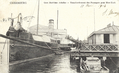 Une structure en bois est installée en 1904 le long du quai de l’Ancien-Arsenal, faisant office de gare maritime. (© Coll.?Patrimoine Normand)