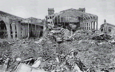 Bataille pour Cherbourg - L’Amérique libère le grand port de la botte nazie. Cherbourg fut occupé par les Allemands et avant de partir, ils dynamitèrent le port et ses installations pour que les Alliés ne puissent l'utiliser. Les Cherbourgeois se souviennent encore du paysage de désolation après le départ des Allemands. (© Coll. Jeannine Bavay)