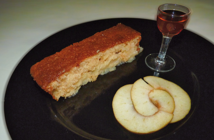 Gâteau au pommeau sur lit de pommes. (© Claude Rayon)