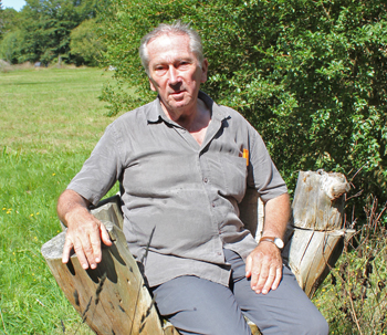 Gérard François. L’horticulteur-paysagiste confortablement installé dans un fauteuil naturel de sa composition. (© Thierry Georges Leprévost).