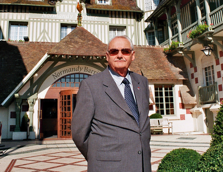 Gilbert Hamel devant l’ho?tel Normandy. (© Patrimoine Normand)