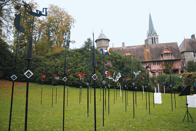 Collection Daniel Couturier : exposition de girouettes en fond le manoir du XVIe siècle. (Photo Ange Leclerc-Keroullé © Patrimoine Normand)