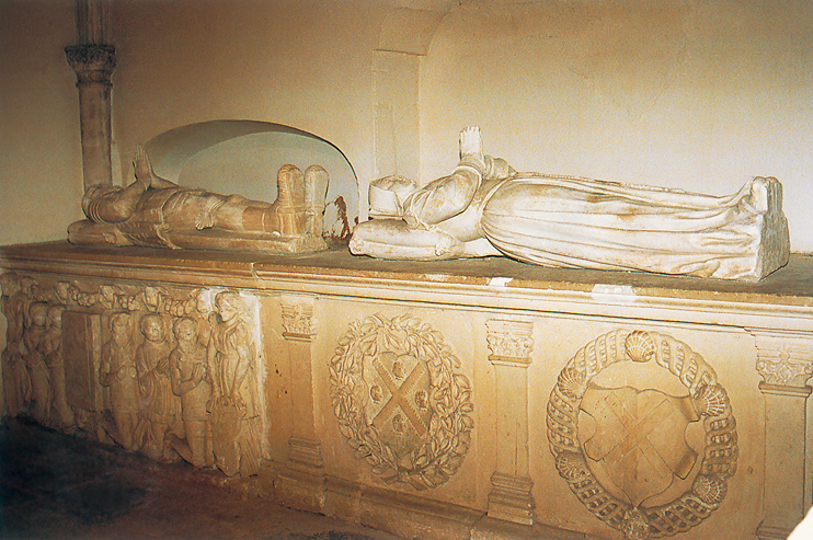 Le tombeau de Nicolas de Silly (à gauche) surmonté par son gisant et celui de Catherine de Sureau (amoiries entourées de feuilles de laurier) et d’Hervé IV de Longaunay, (armoiries entourées du collier de l’ordre de Saint-Michel) surmonté du tombeau de Marie Thésard. (Photo Georges Bernage © Patrimoine Normand)