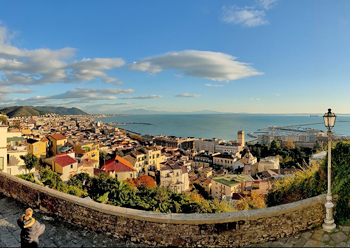 Le golfe de Salerne de nos jours. Selon le mythe des origines, c’est ici qu’aurait débuté l’épopée des Normands en Italie. (© Golfodisalerno – CC BY-SA 4.0 – Wikimedia commons)