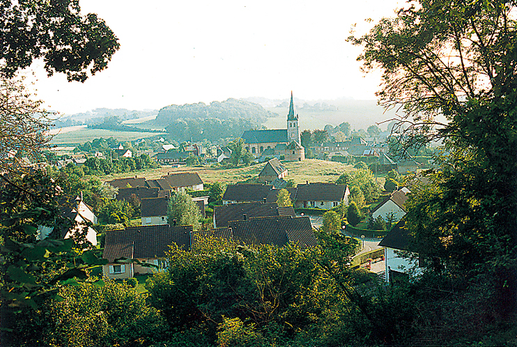 Grainville la Teinturière aujour­d’hui. Le bourg de Grainville la Teinturière est groupé autour de son église Notre-Dame près de laquelle se trouve le site de l’ancien château (motte féodale surmontée d’un colombier). Jean de Béthencourt n’a pas connu l’église actuelle qui a remplacé vers 1700 un édifice gothique du XIIIe siècle. Il a été inhumé en 1425 dans le chœur de l’ancienne église ; la tradition affirme qu’il repose sous la grande dalle de pierre (la seule dans l’église) qui se trouve face à l’entrée du chœur de l’église actuelle. (Photo Eric Bruneval © Patrimoine Normand.)