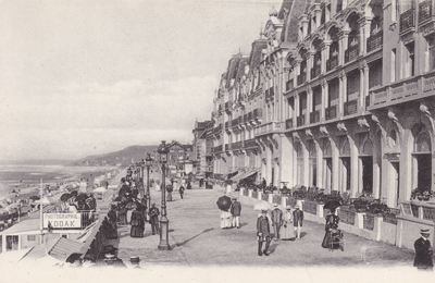La célèbre digue de Cabourg et le Grand-Hôtel, vers 1900. (© Coll. Stéphane William Gondoin)