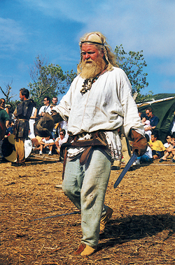 L’un des « Vikings » reconstituant un combat devant le public à Carteret. (© Georges Bernage)