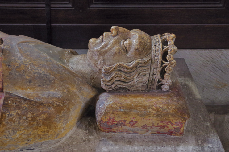 Gisant de Guillaume Longue-Épée, fils et successeur de Rollon. Il tenta de relever Jumièges de ses ruines en 940.. (© Stéphane William Gondoin)