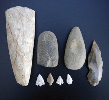 Hache, pointes de flèches, racloirs du Néolithique découverts sur le site. (© CD61)