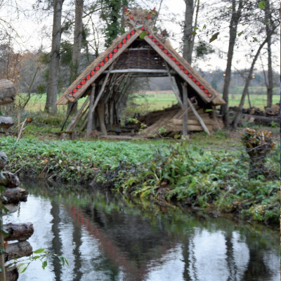 Au parc Ornavik, le hangar est prêt à accueillir son bâteau viking ! (© Rodolphe Corbin)