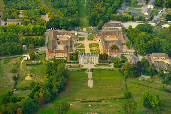 L`histoire des Haras Nationaux a pris son essor avec le haras du Pin à la charnière des XVIIe et XVIIIe siècle. Au centre d`une architecture élaborée en fer à cheval, le `château` domine le vaste doma