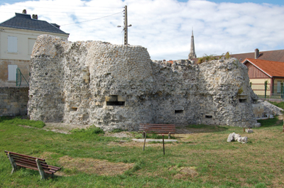 Vue au sol et depuis « la campagne » ; les ruines du boulevard se dressent encore à l’entrée du centre ancien de la ville. (© Photographie Jean-Charles Galès)