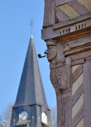 Ce personnage fumant la pipe n'est autre que le Bonhomme Cormeilles, mascotte du village. (Photo Rodolphe Corbin © Patrimoine Normand)