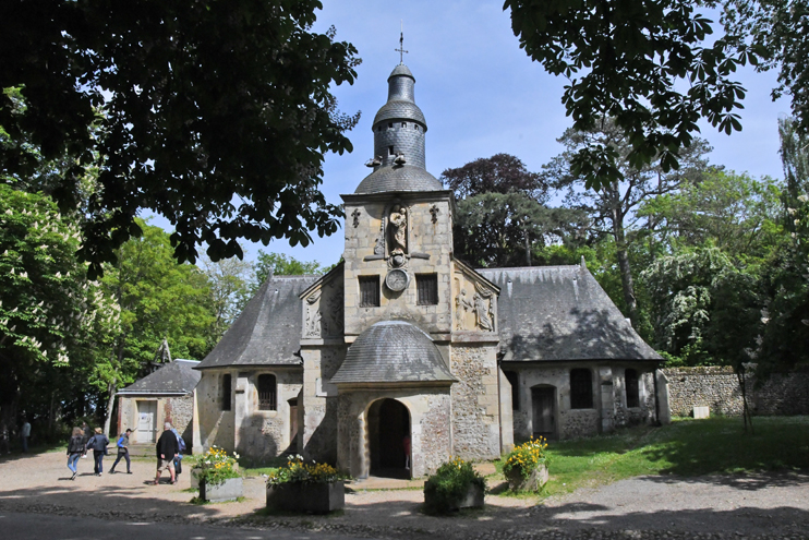 La chapelle Notre-Dame-de-Grâce, vue de face, avec son curieux porche en rotonde et ses trois ouvertures cintrées. (Photo Rodolphe Corbin © Patrimoine Normand)