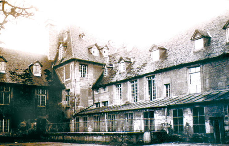 L’hôpital Saint-Louis de Caen. Bâtiment de liaison avec la chapelle, depuis la cour nord. (­­© Association CRECHE)