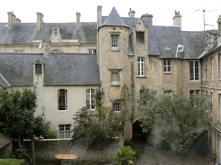 Bayeux (4) - Le quartier Saint-Sauveur ; entre cours et jardins