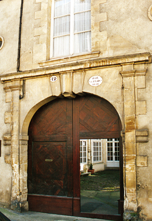 Le porche de l’Hôtel d’Auxais est typique de l’art de la régence du règne de Louis XIV, encore bien marqué des influences du style Louis XIII, avec sa clef de voûte à bossages. Par comparaison avec celui du Manoir de la Caillerie, daté 1647, celui-ci peut être daté vers 1650-1660. Les quatre ailes de cet hôtel, modifié au XVIIIe siècle, s’ordonnent autour de la cour. (Photo Georges Bernage © Patrimoine Normand)