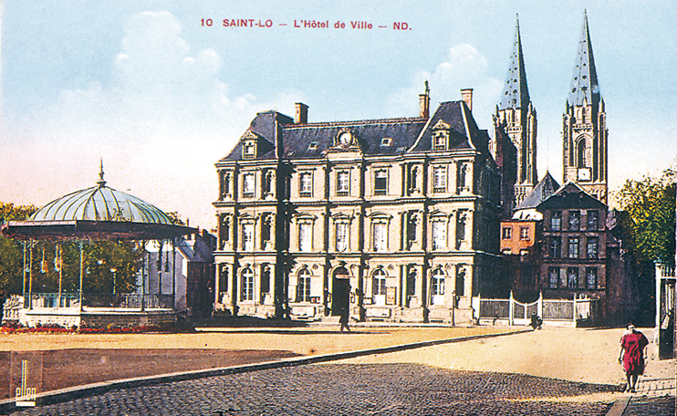 L’Hôtel de ville avec au fond l’église Notre-Dame. Il fut construit au XIXe siècle par l’architecte Doisnard. (Carte postale © Archives Départementales de la Manche, Saint-Lô.)