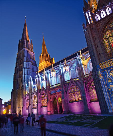 Chaque été depuis trois ans, la ville propose une mise en couleur des plus beaux motifs architecturaux de la façade sud de la Cathédrale : le portail du doyen, les vitraux, les arcs boutants et la tour centrale. Les mardis, jeudis et samedis, du mardi 16 juillet au samedi 31 août 2013. (© Patrice Lebris)