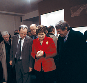 Jean-Yves Marin, Conservateur en Chef du Musée de Normandie, et Brigitte Le Brethon, député-maire de Caen, le jour de la visite inaugurale du parcours rénové des salles permanentes (17 mars 2006). (Photo Thierry Georges Leprévost © Patrimoine Normand)