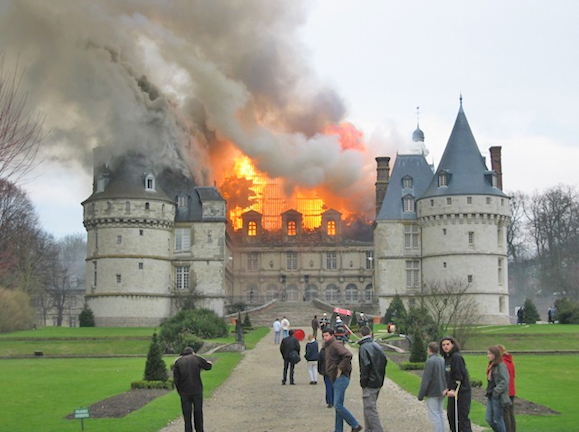 L'incendie du château de Mesnières-en-Bray, le 20 février 2004. (© Luc HEUZEY)