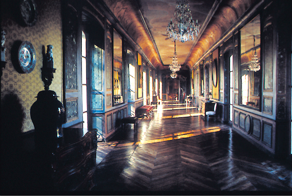  La grande galerie relie le corps de logis au pavillon d'entrée. Elle a été remaniée à la fin du XVIIIe siècle (© Patrimoine Normand).