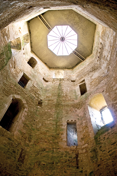 Château de Gisors. Vue intérieure du donjon. (© Éric Catherine)
